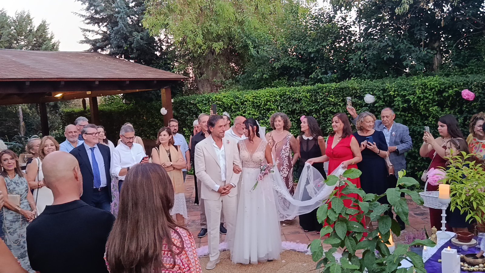 Momento de la ceremonia en el jardín